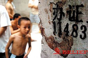 占爱娟遇劫受伤后跑出巷子求救，巷道的墙壁上还留有她的血手印。陆明杰 摄